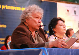 Lectura de Juan Manuel Roca en la inauguración del 23° Festival de Poesía de Medellín. Fotografía de Natalia Rendón
